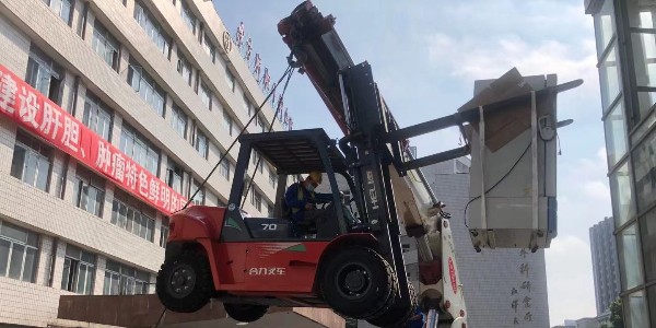 精密設備吊裝哪家好？無塵氣墊搬運有什么作用？